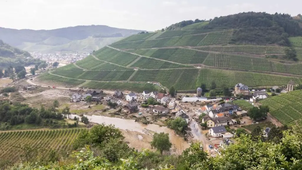 Der-Fluss-Ahr-fliesst-durch-das-Ahrtal-an-dem-zerstoerten-Ort-Marienthal-und-den-Weinbergen-vorbei