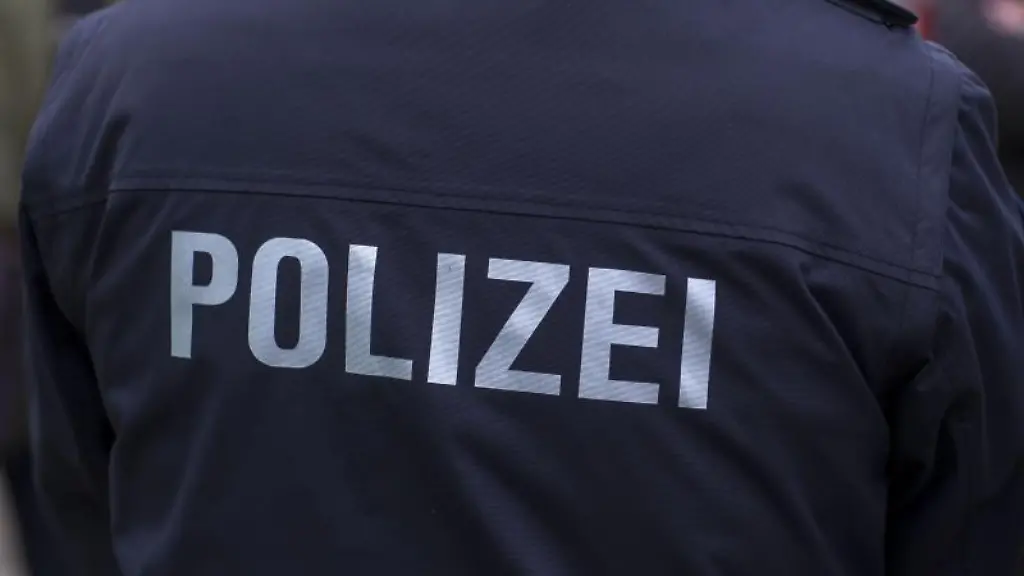 Polizei-steht-auf-der-Uniform-eines-Polizisten