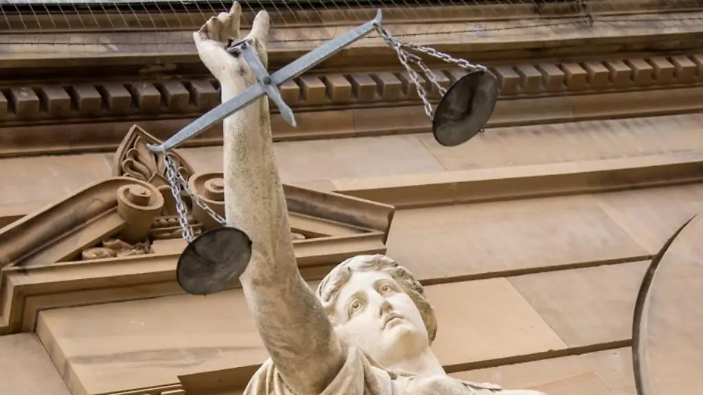 Eine-Statue-der-Justitia-haelt-eine-Waagschale