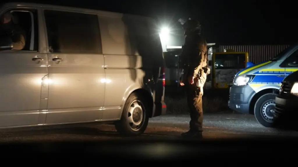 Nach-einem-versuchten-Toetungsdelikt-in-der-Rockerszene-dursuchen-Polizei-Spezialeinheiten-Gebaeude