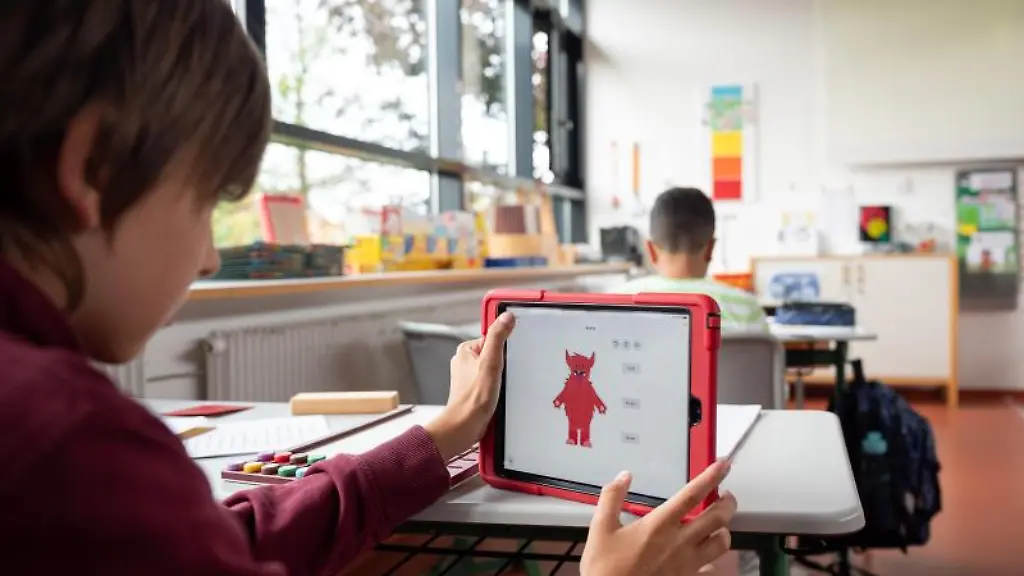 Ein-Schueler-arbeitet-in-einer-Grundschule-an-einem-Tablet
