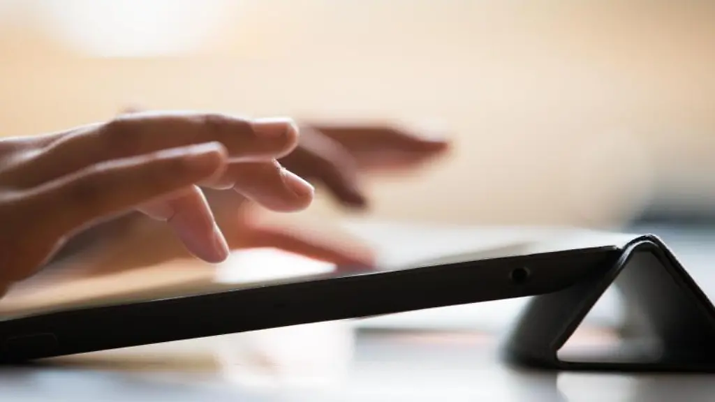 Ein-Schueler-tippt-auf-einem-iPad