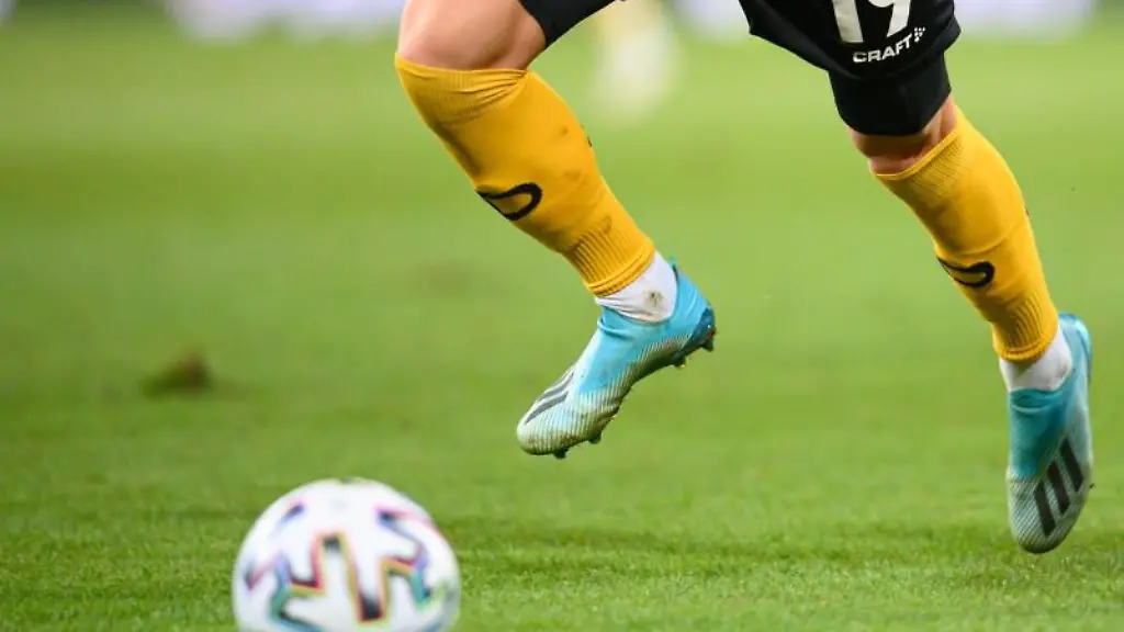 Ein-Fussballspieler-spielt-den-Ball