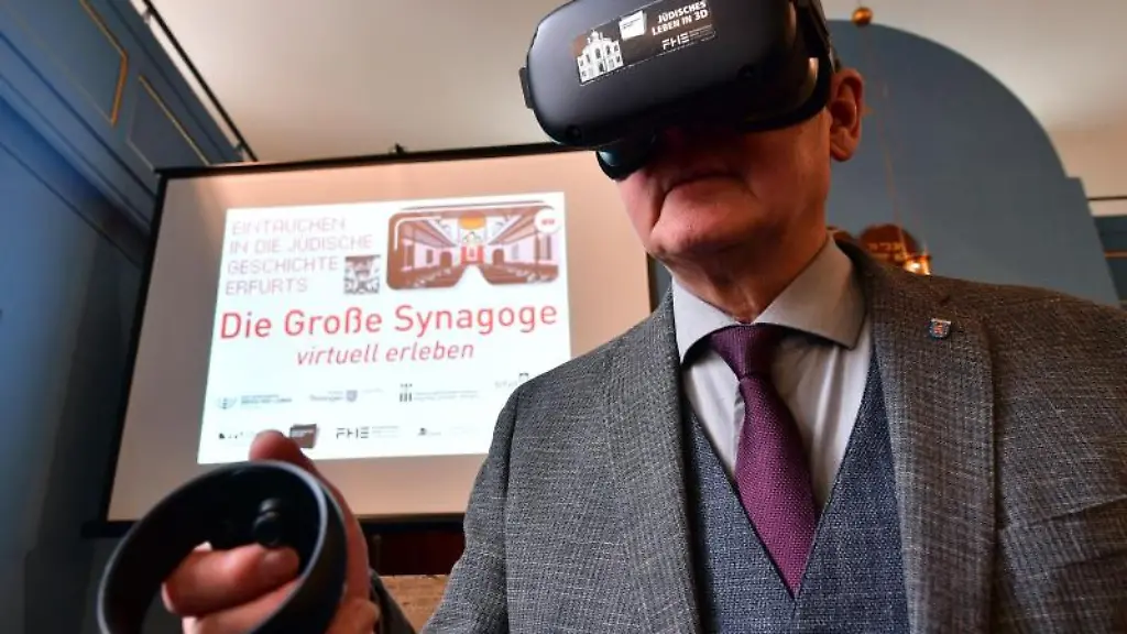 Ministerpraesident-Bodo-Ramelow-besichtigt-mit-VR-Brille-die-virtuell-rekonstruierte-Synagoge