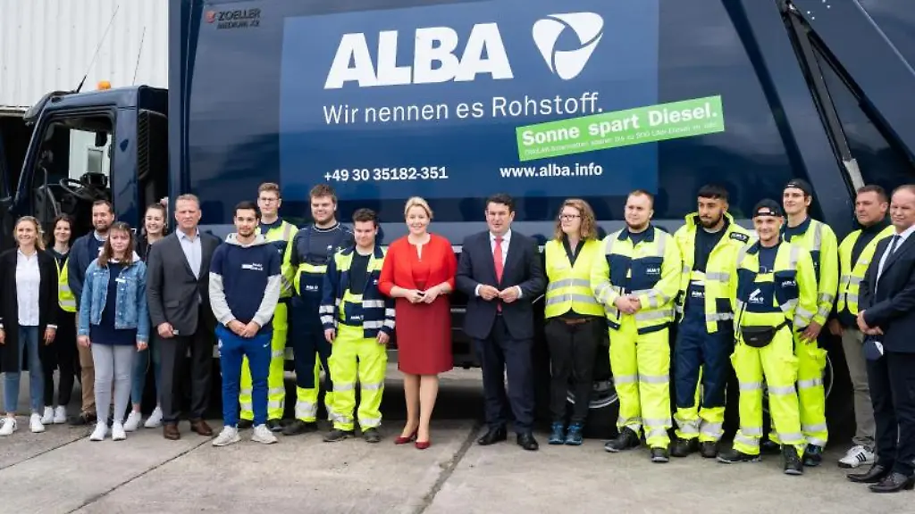 Spitzenkandidatin-Giffey-und-Bundesarbeitsminister-Heil-beide-SPD-bei-der-Alba-Recycling-GmbH