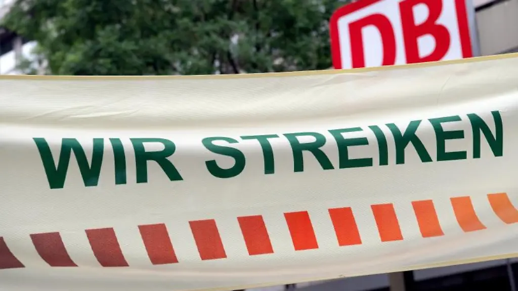 Mitglieder-der-Gewerkschaft-Deutscher-Lokomotivfuehrer-nehmen-an-einer-Protestkundgebung-teil