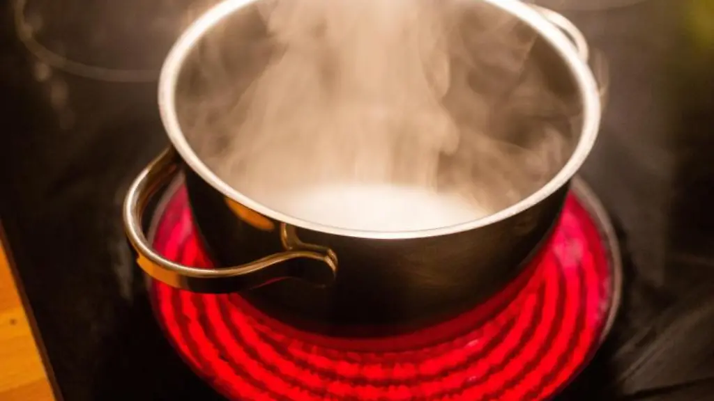 Ein-Kochtopf-mit-kochendem-Wasser-steht-auf-dem-Herd