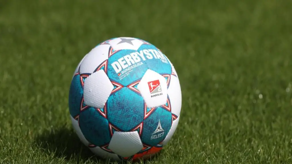 Der-Spielball-liegt-auf-dem-Rasen