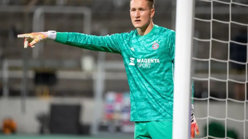 Torwart-Ron-Thorben-Hoffmann-vom-FC-Bayern-steht-im-Tor