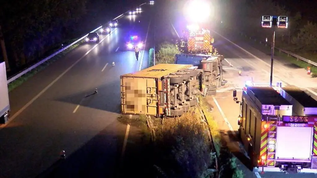 Ein-umgekippter-Lastwagen-liegt-inmitten-von-zwei-Spuren-der-A27