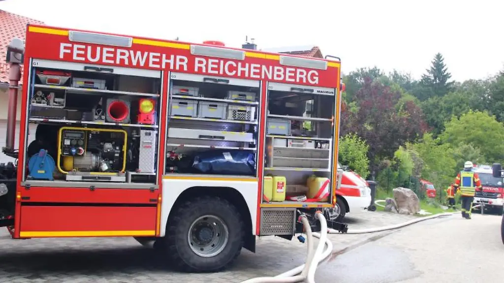 Einsatzkraefte-der-Feuerwehr-sind-in-der-Naehe-des-Ungluecksortes-im-Einsatz