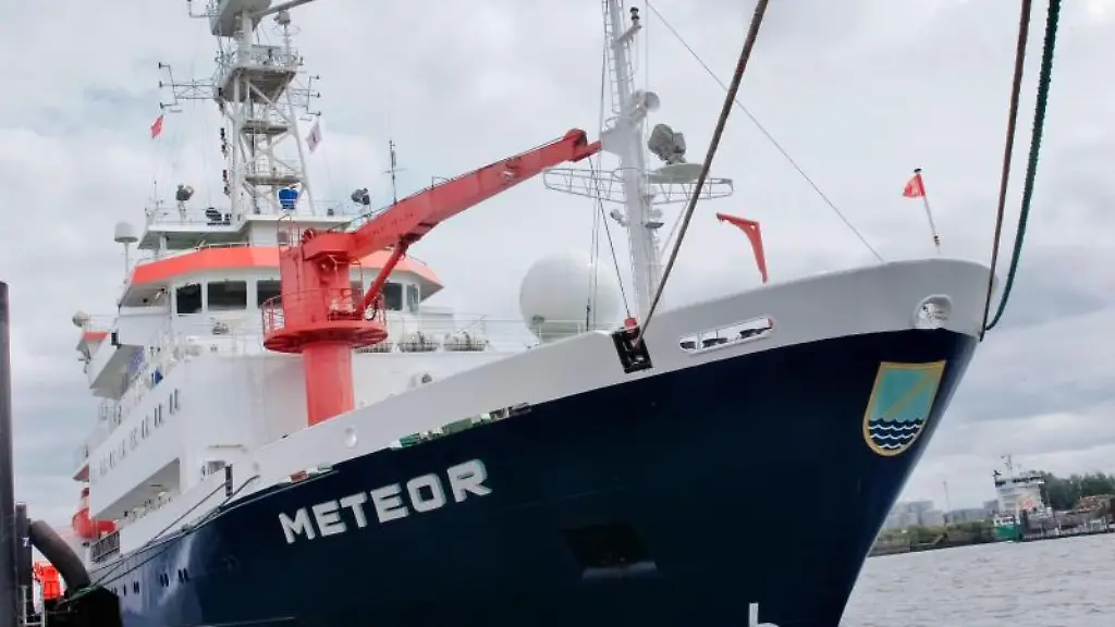 Das-deutsche-Forschungsschiff-Meteor-hat-in-Hamburg-an-der-Ueberseebruecke-festgemacht