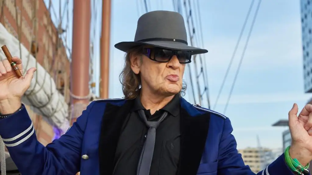 Saenger-Udo-Lindenberg-steht-vor-der-Kulisse-der-Elbphilharmonie
