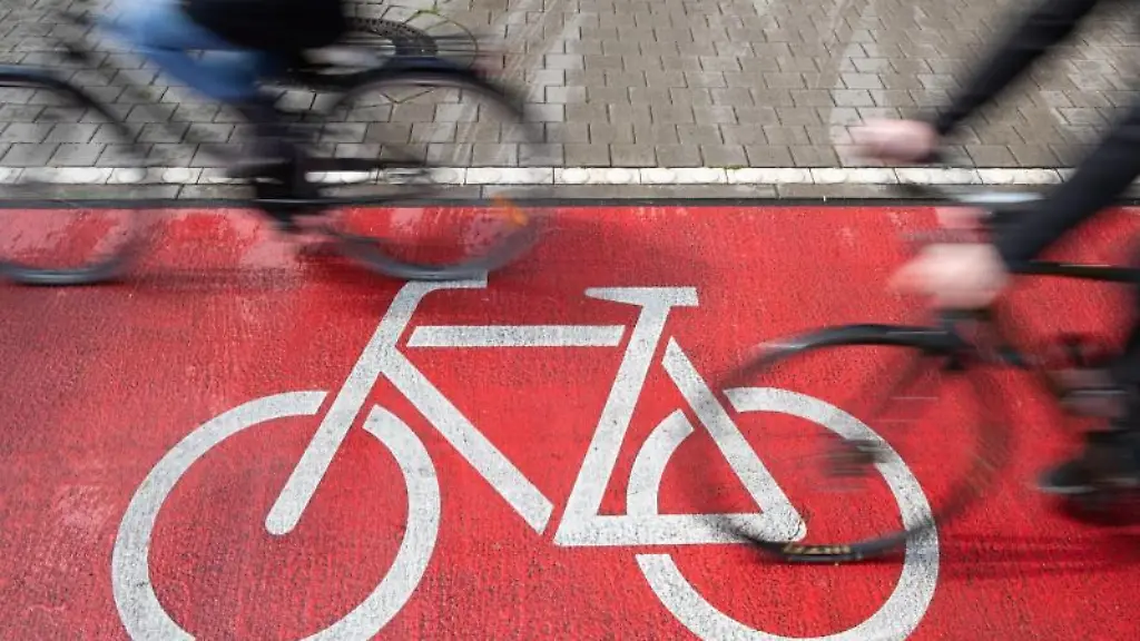 Radfahrer-fahren-auf-einem-Radweg