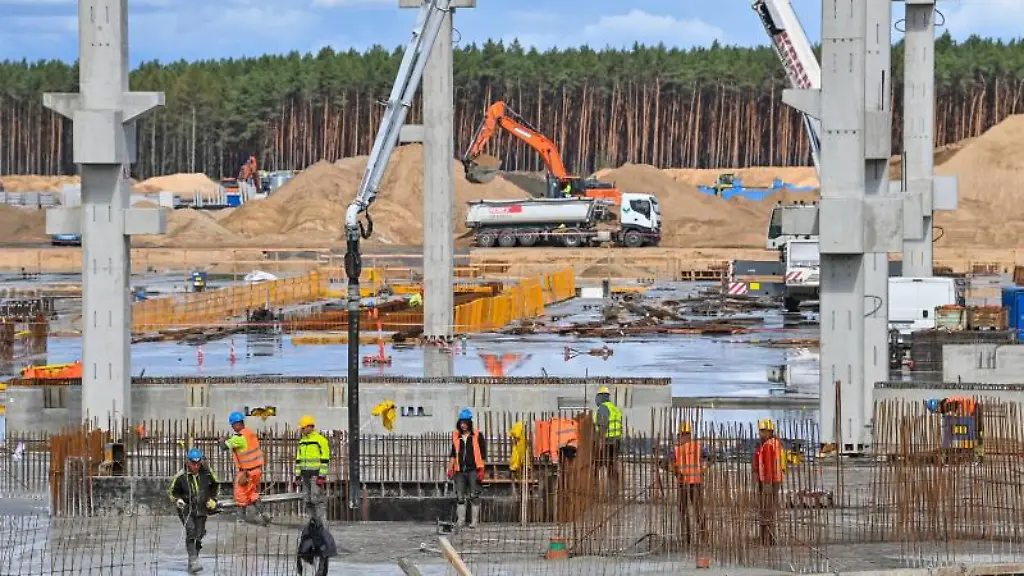Viel-Betrieb-herrscht-am-Rohbau-fuer-die-kuenftige-Batteriefabrik-auf-dem-Baugelaende-der-Tesla-Autofabrik