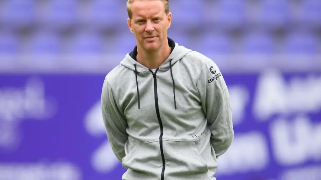 St-Paulis-Trainer-Timo-Schultz-steht-im-Stadion