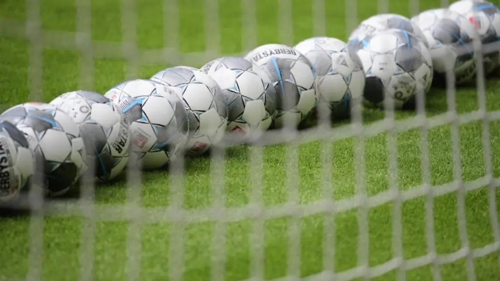 Fussbaelle-liegen-in-einem-Tor