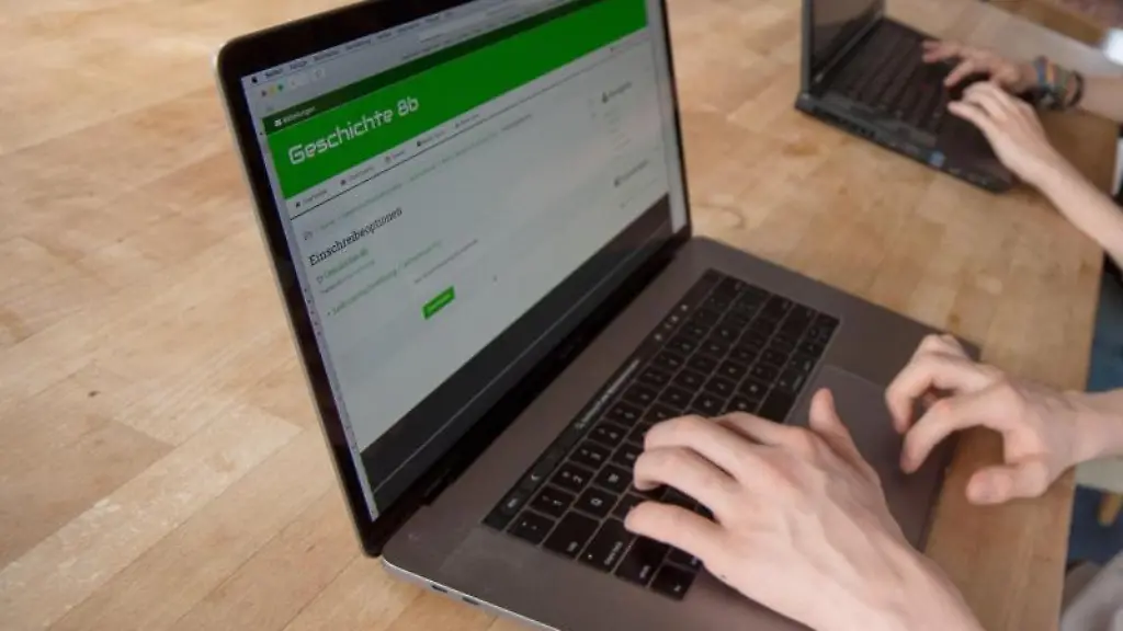 Ein-Schueler-bedient-an-einem-Notebook-die-Lernplattform-Moodle