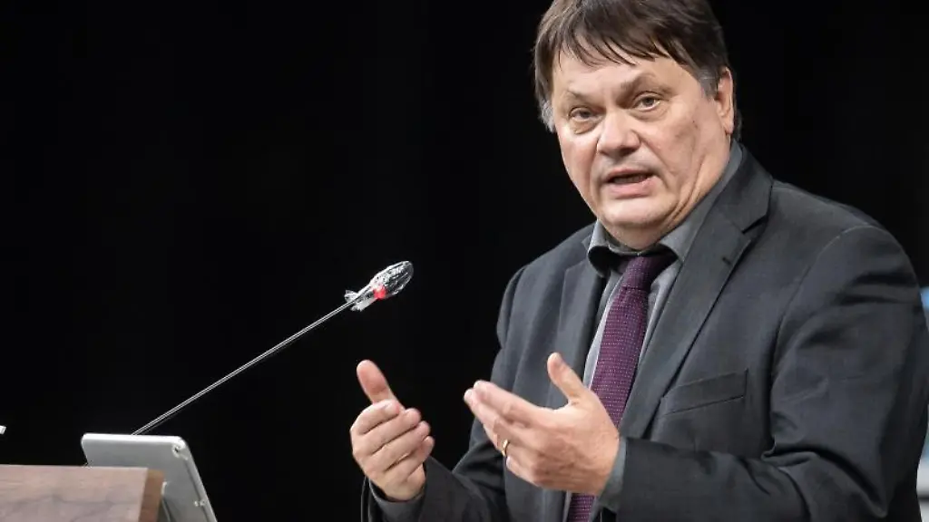 Bremens-Finanzsenator-Dietmar-Strehl-spricht-bei-einer-Sitzung-der-Buergerschaft