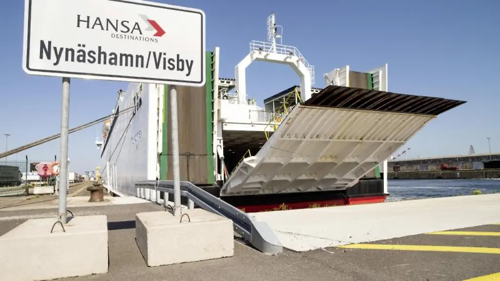 Das-Faehrschiff-Drotten-macht-zum-ersten-Mal-im-Rostocker-Seehafen-fest