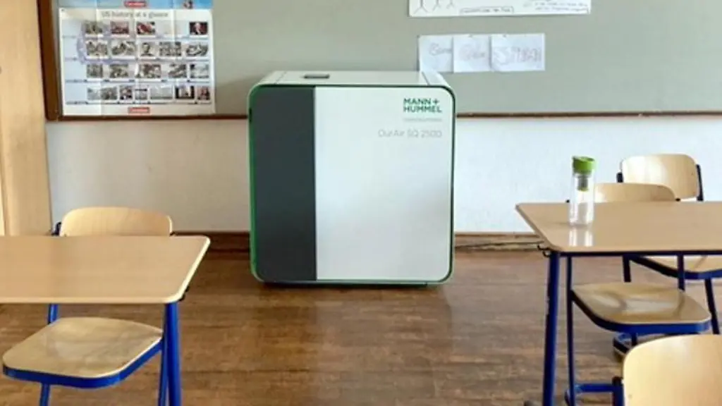 Ein-mobiles-Filtergeraet-steht-im-Klassenraum-einer-Schule
