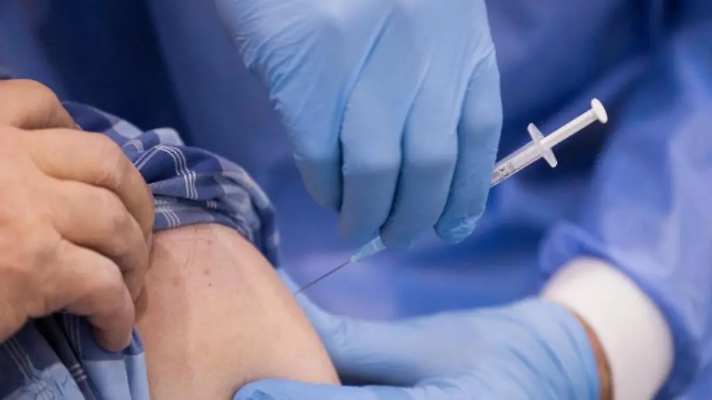 Ein-Arzt-impft-einen-Mann