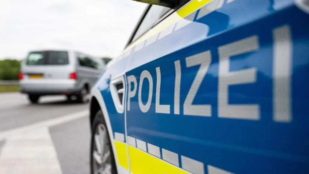Ein-Streifenwagen-der-Polizei-steht-auf-einer-Strasse