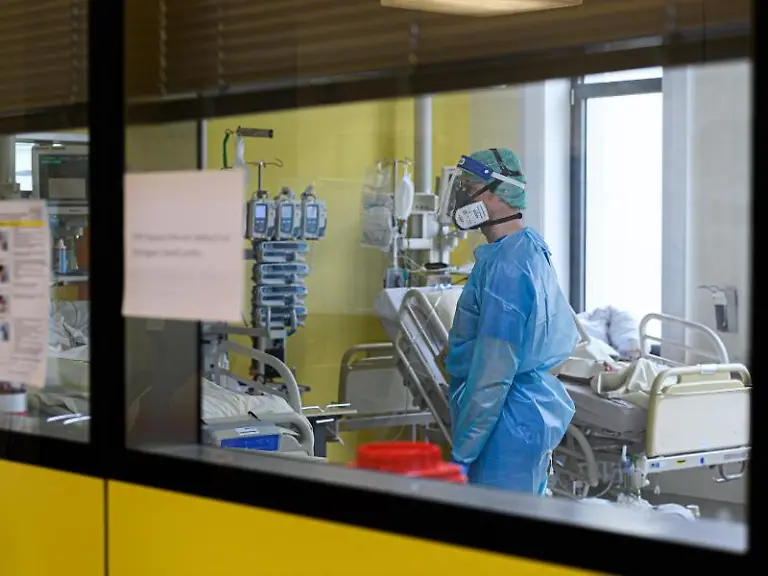 Ein-Pfleger-versorgt-auf-einer-Covid-19-Intensivstation-Corona-Patienten