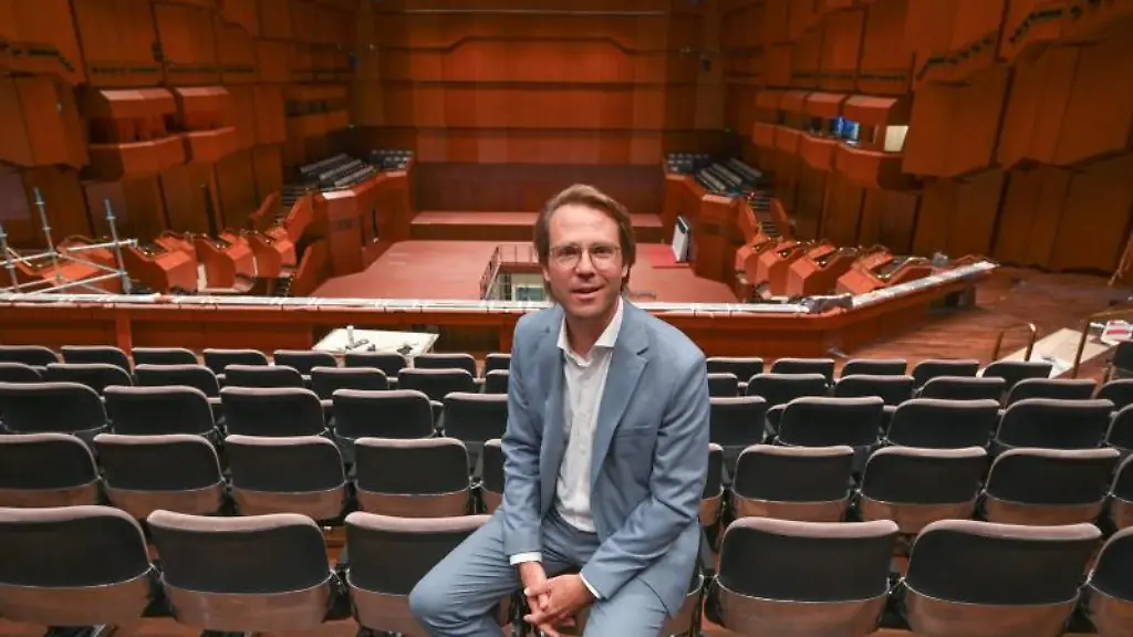 Markus-Fein-Intendant-der-Alten-Oper-Frankfurt-sitzt-zwischen-den-Zuschauerreihen