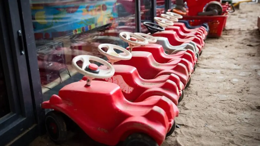 Mehrere-Bobbycars-stehen-auf-dem-Spielplatz-eines-Kindergartens