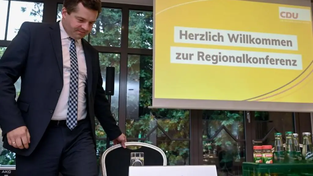 Sven-Schulze-Landesvorsitzender-der-CDU-Sachsen-Anhalt-nimmt-auf-der-Regionalkonferenz-der-CDU-Sachsen-Anhalt-Platz