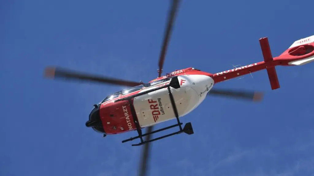 Ein-Rettungshubschrauber-fliegt-am-Himmel