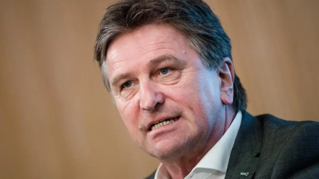 Manfred-Lucha-Buendnis-90-Die-Gruenen-spricht