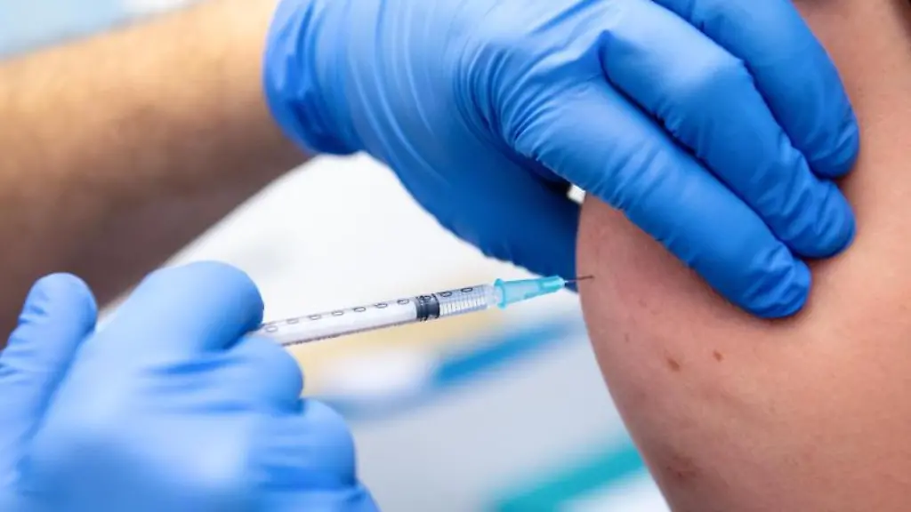 Eine-Person-wird-geimpft