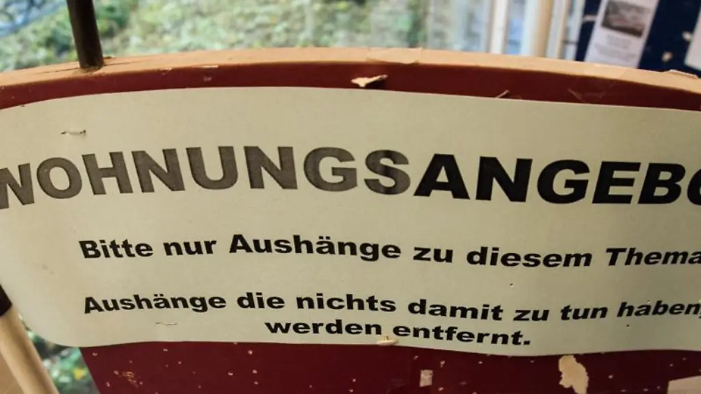 Ein-Schild-mit-der-Aufschrift-Wohnungsangebote