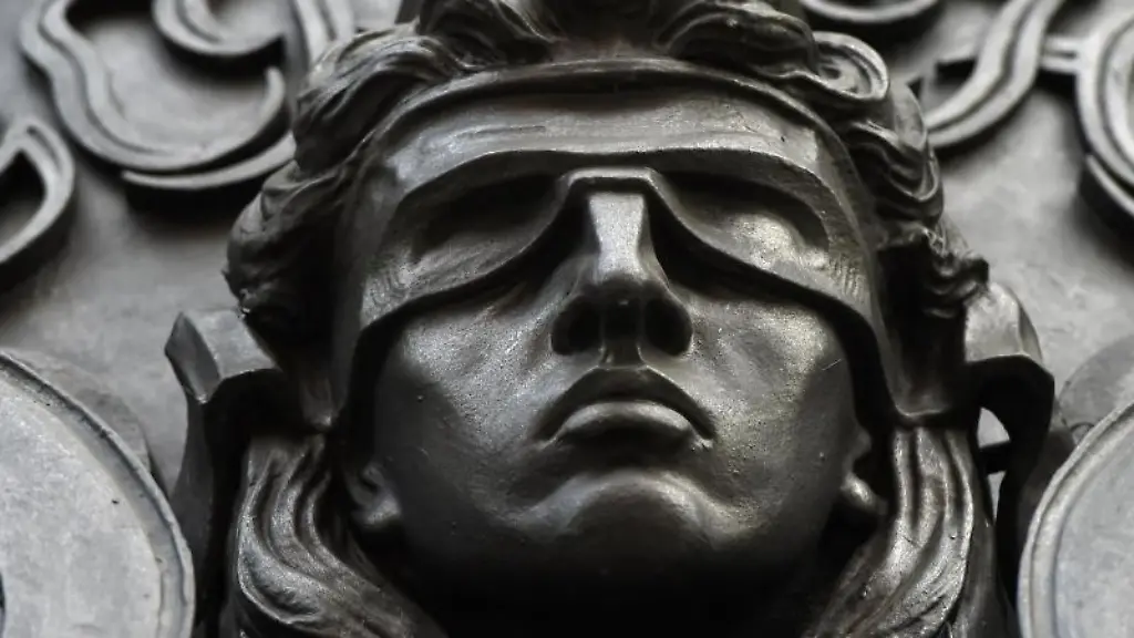 Eine-Figur-der-blinden-Justitia