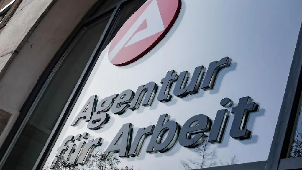 Agentur-fuer-Arbeit-haengt-ueber-dem-Eingang-der-Bundesagentur