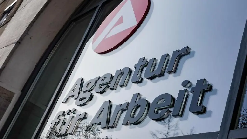 Agentur-fuer-Arbeit-haengt-ueber-dem-Eingang-der-Bundesagentur
