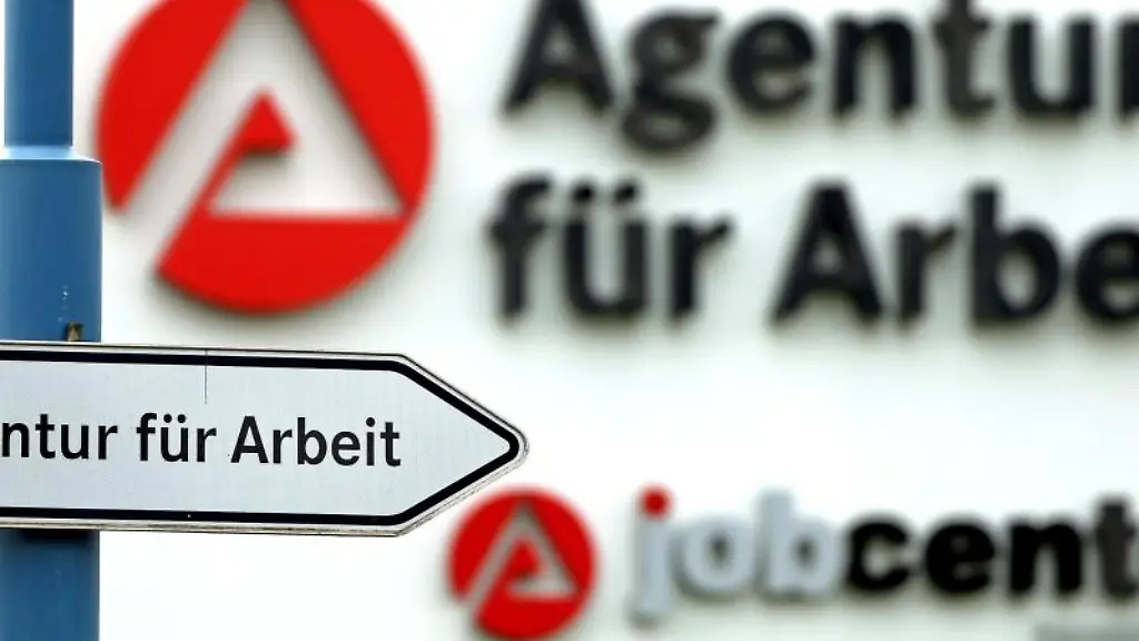 Ein-Schild-weist-den-Weg-zur-Agentur-fuer-Arbeit