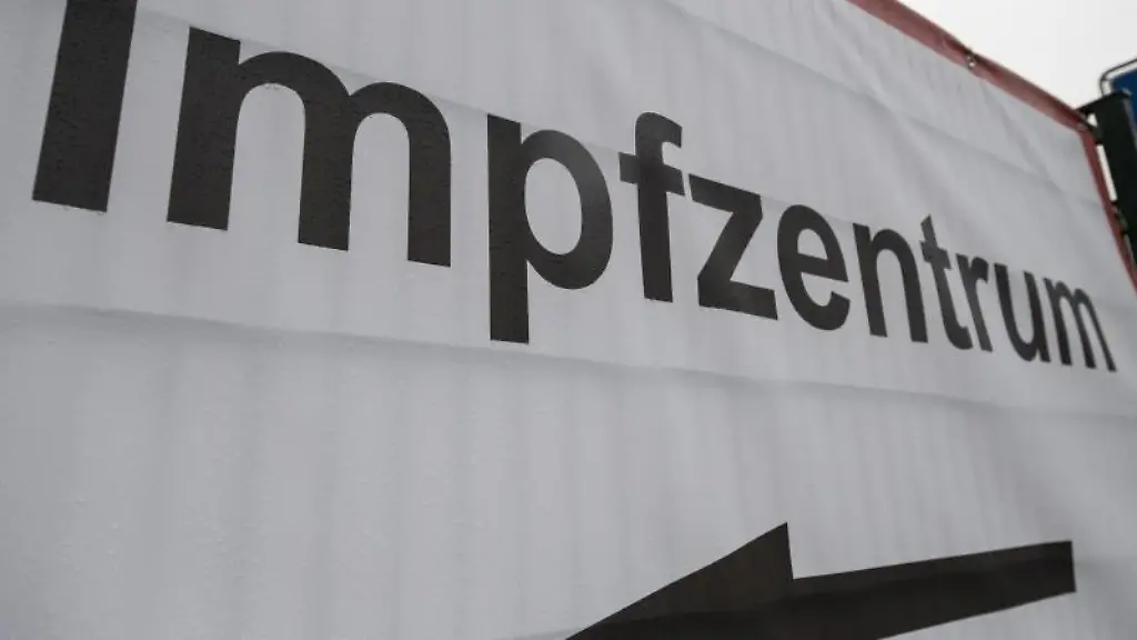 Ein-Schild-weist-den-Weg-zu-einem-Impfzentrum