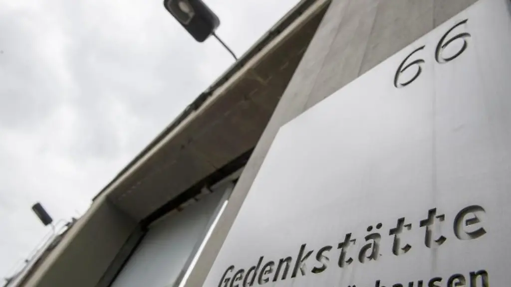 Das-Schild-mit-der-Aufschrift-Gedenkstaette-Berlin-Hohenschoenhausen