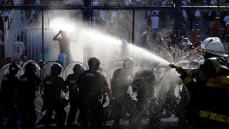 Fans von San Lorenzo durchbrachen im Spiel gegen Velez Sarsfield die Absperrung.