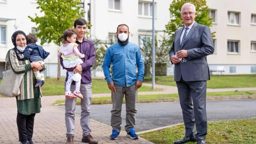 Der-bayerische-Innenminister-Joachim-Herrmann-CSU-r-spricht-im-Anker-Zentrum-Bamberg-mit-den-afghanischen-Ortskraeften-Ahmad-Jawid-2-v-r-und-Sayed-Habib-3-v-r-mit-Familie