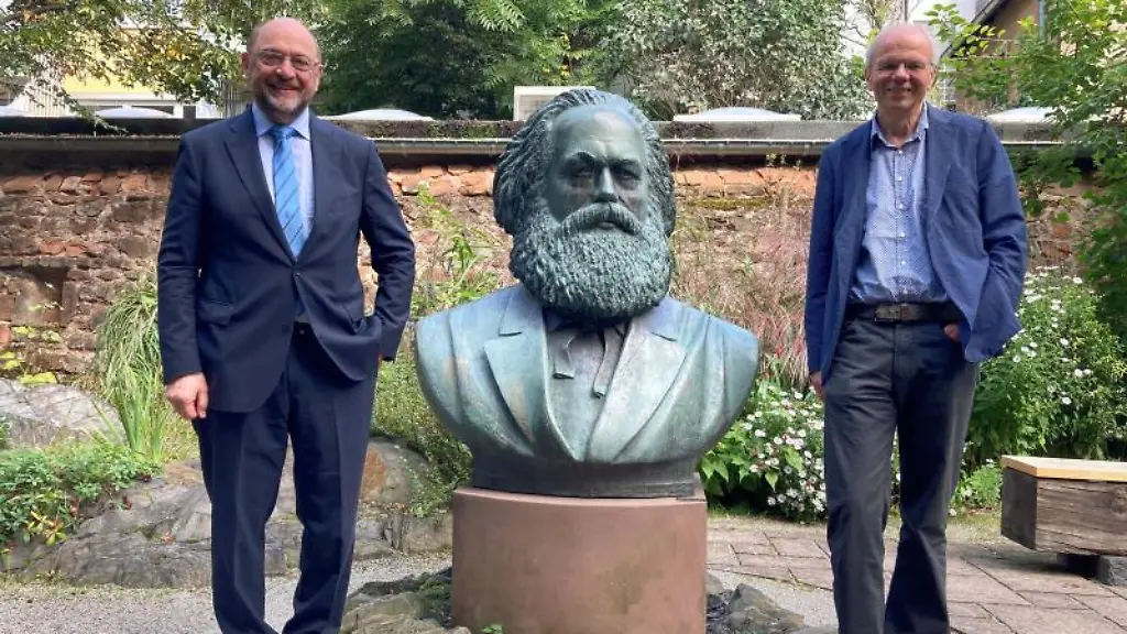 Der-Leiter-der-Friedrich-Ebert-Stiftung-Martin-Schulz-SPD-steht-mit-dem-neuen-Leiter-des-Museums-Karl-Marx-Haus-Juergen-Schmidt-neben-einer-Bueste-des-in-Trier-geborenen-Denkers-Karl-Marx