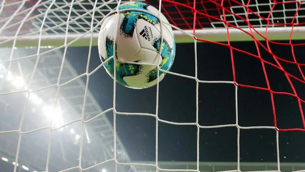 Ein-Fussball-geht-ins-Netz
