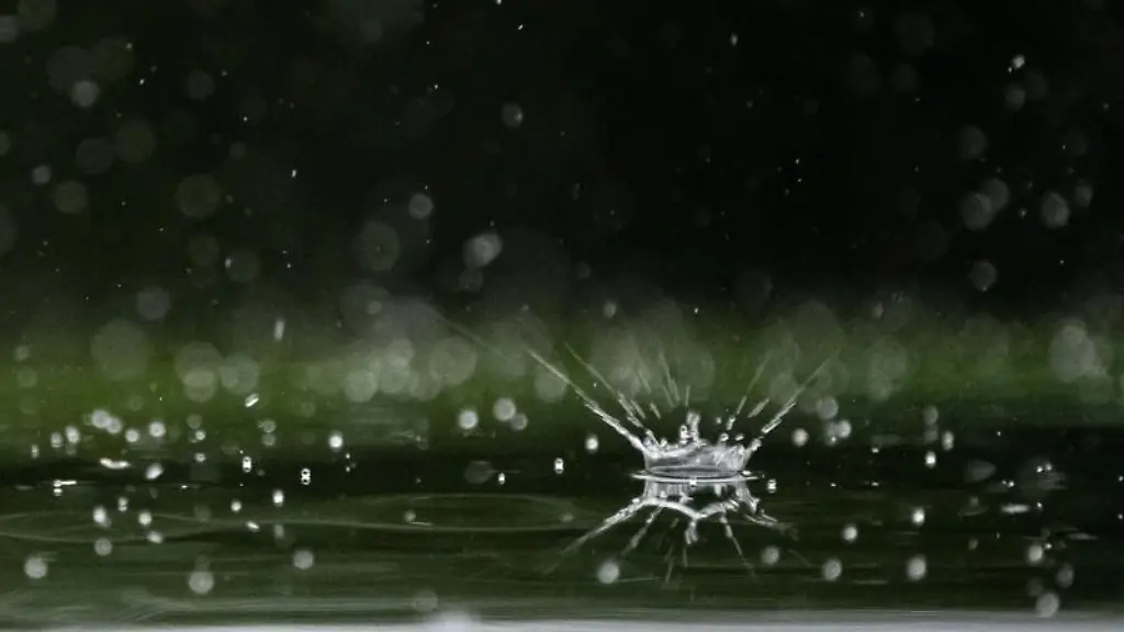 Regentropfen-fallen-auf-ein-Autodach