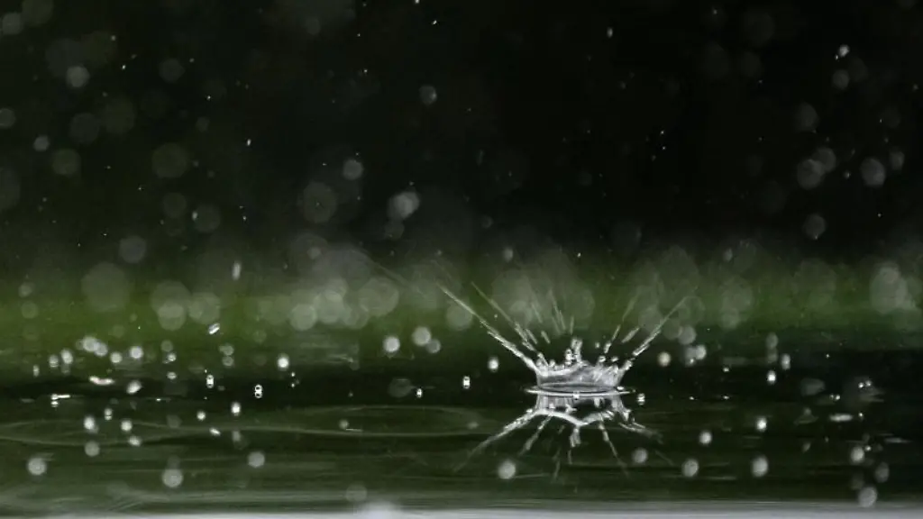 Regentropfen-fallen-auf-ein-Autodach