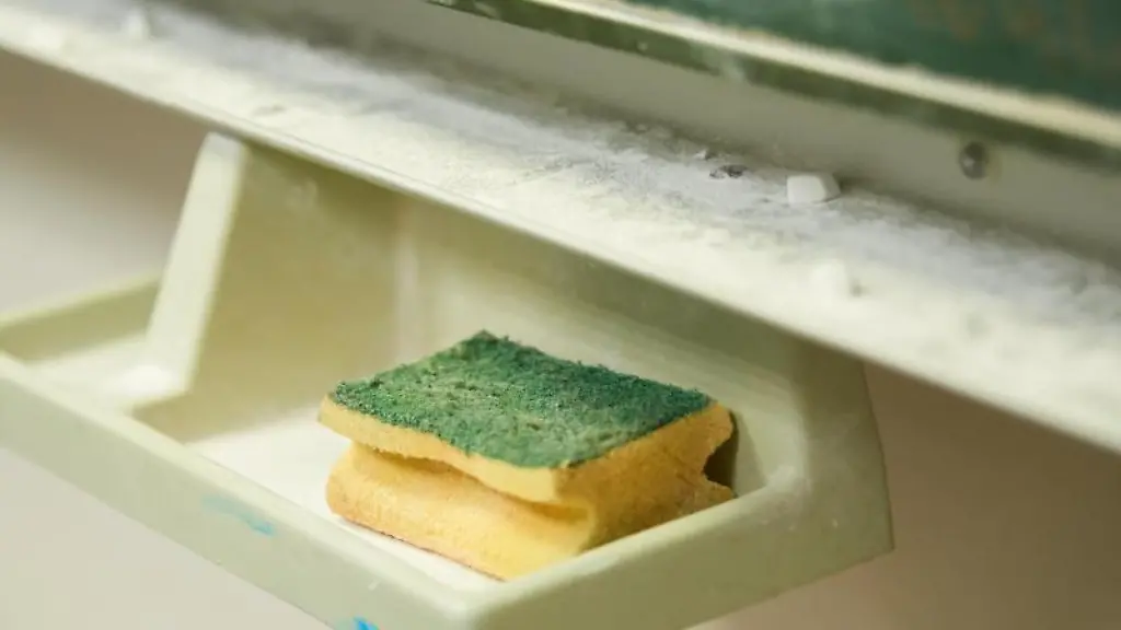 Ein-Schwamm-liegt-an-der-Schultafel