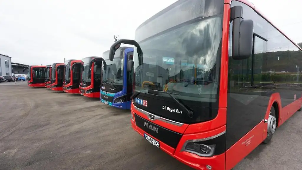 Linienbusse-stehen-auf-dem-Betriebshof