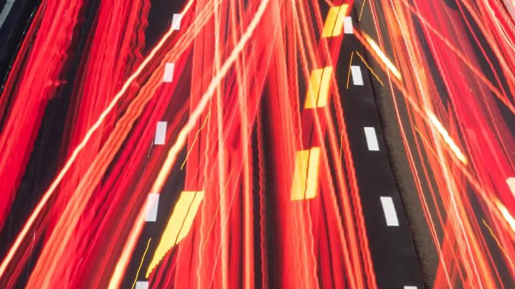 Die-Scheinwerfer-vorbeifahrender-Fahrzeuge